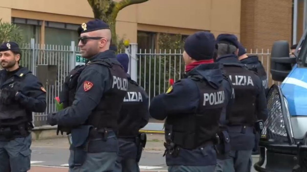 Gli iraniani a Milano: il rito dei fiori alla polizia dopo il sit-in davanti al consolato