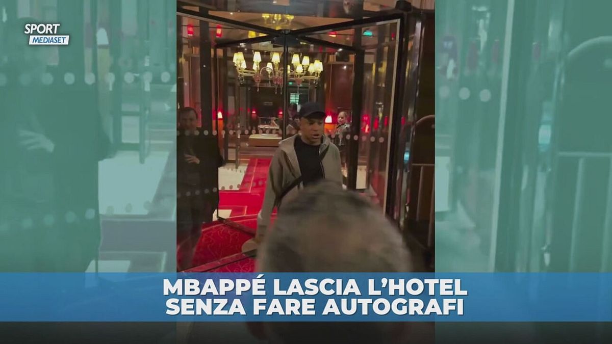 Mbappé sfugge agli autografi e lascia l'hotel così: "Ciao, ciao, ciao"