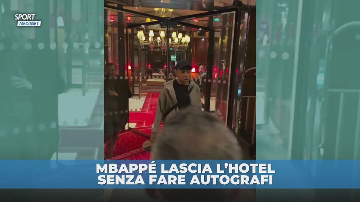 Mbappé sfugge agli autografi e lascia l'hotel così: "Ciao, ciao, ciao"