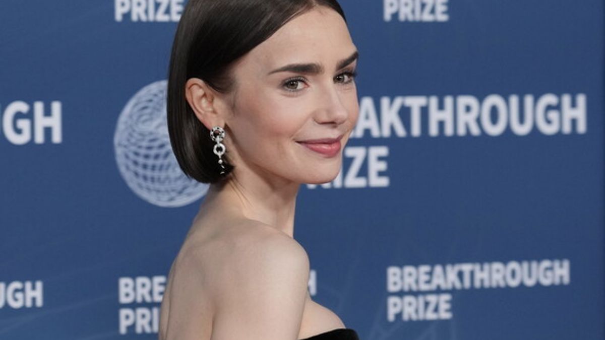 I look e l'iconico caschetto da copiare a Lily Collins