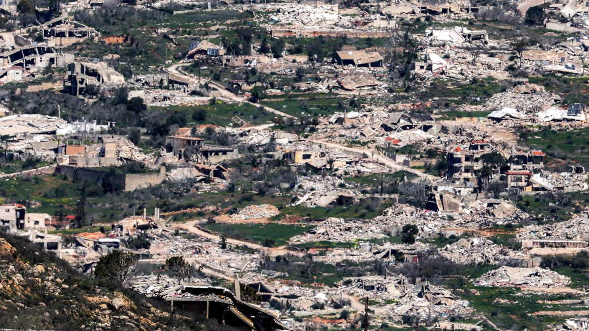 Quello che rimane del villaggio libanese di Kfar Kila dopo un intenso bombardamento israeliano