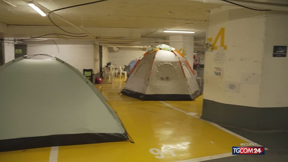 Missili su Israele, la popolazione di Tel Aviv si rifugia nei parcheggi sotterranei
