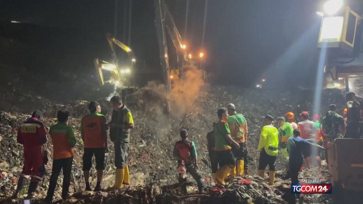 12.00 INDONESIA, VALANGA DI RIFIUTI MCH