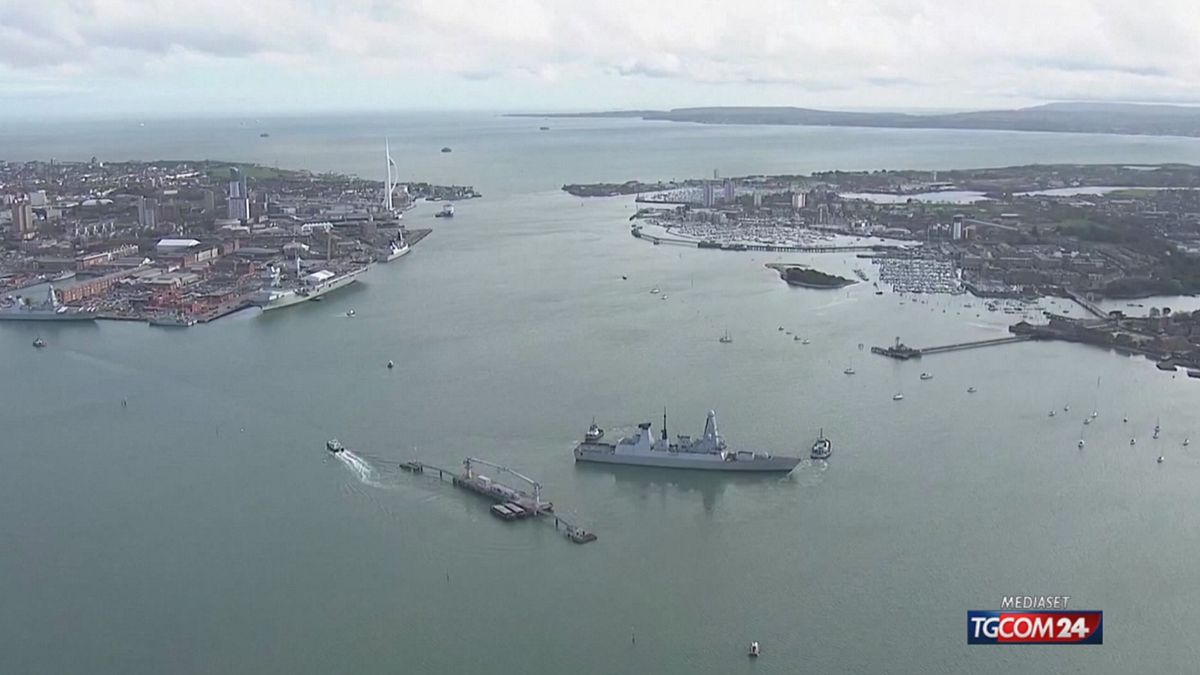 Dragon, il cacciatorpediniere britannico in viaggio verso Cipro