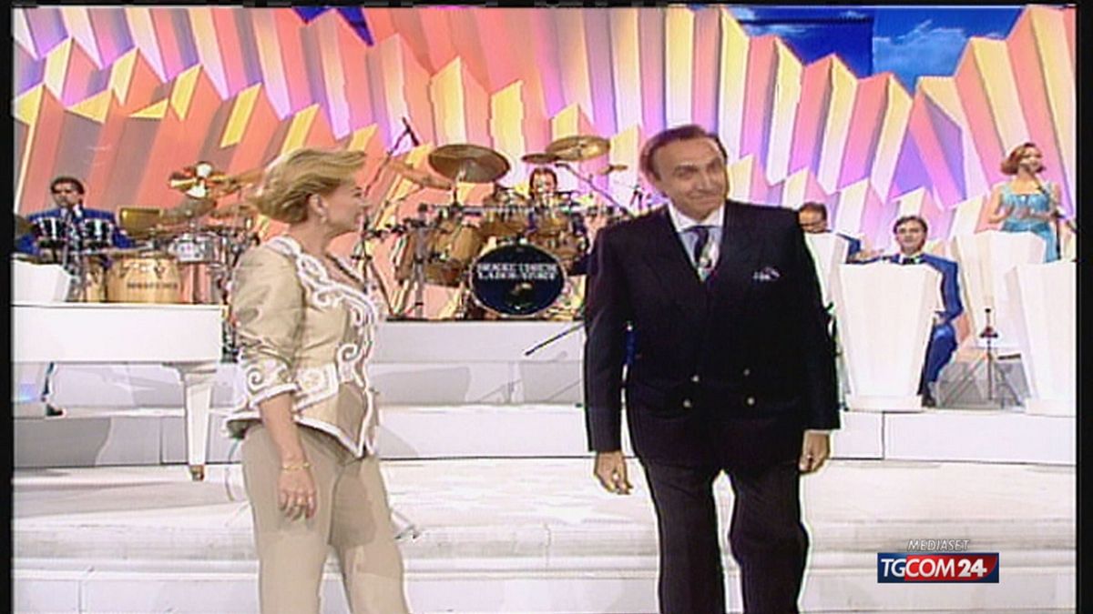 Enrica Bonaccorti accoglie Pippo Baudo nella puntata finale di "Seratissima"