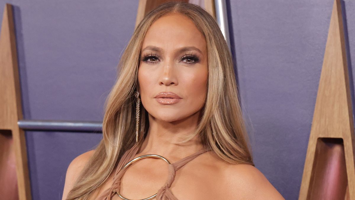 Capelli lunghi dopo i 50 anni: Jennifer Lopez agli American Music Awards 2025