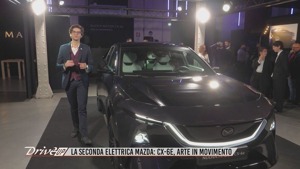 Mazda CX-6e, il crossover elettrico presentato a Roma