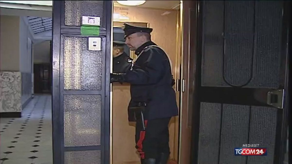 Morto in ascensore, c'è un'indagata