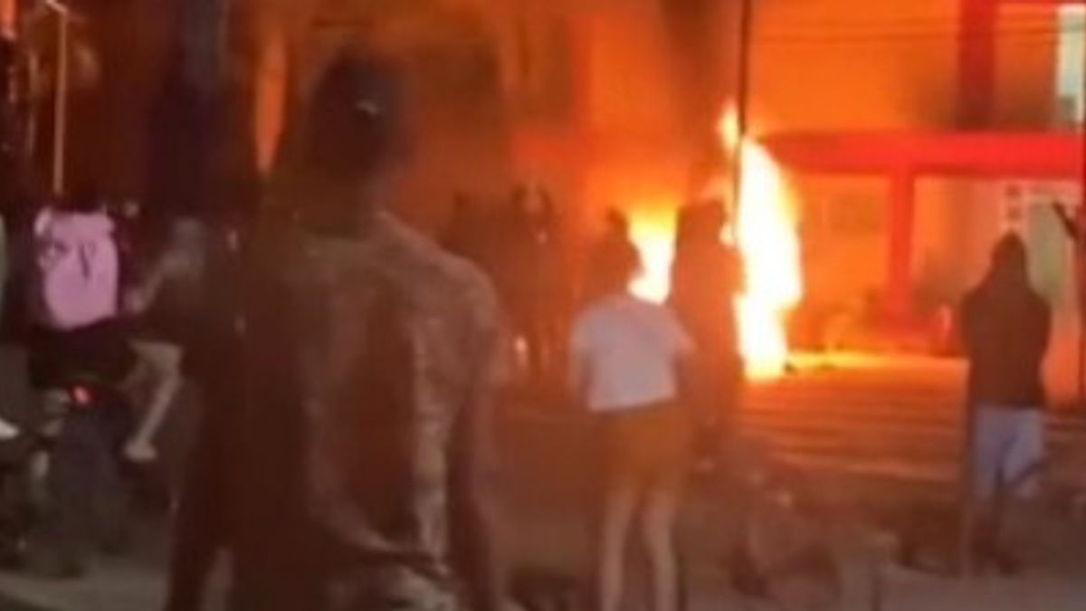 Caos a Cuba, incendiata una sede locale del Partito comunista