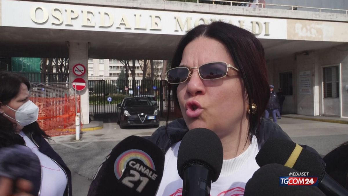 Morte di Domenico, manifestazione delle mamme all'ospedale Monaldi
