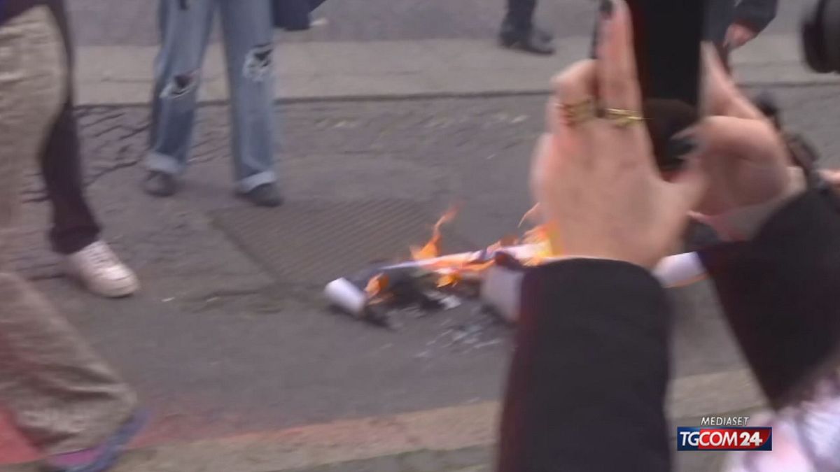 CORTEO CARTELLONE NORDIO MELONI BRUCIATO SITO SRV