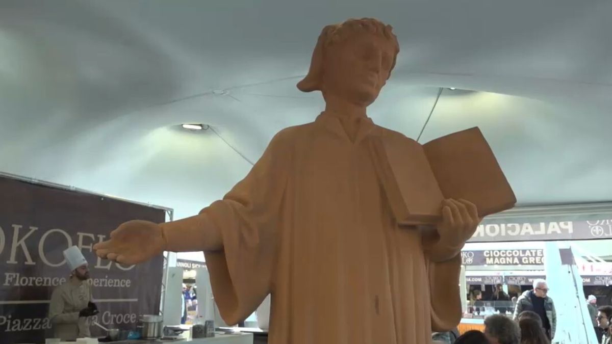 Firenze omaggia Dante con una statua... di cioccolato