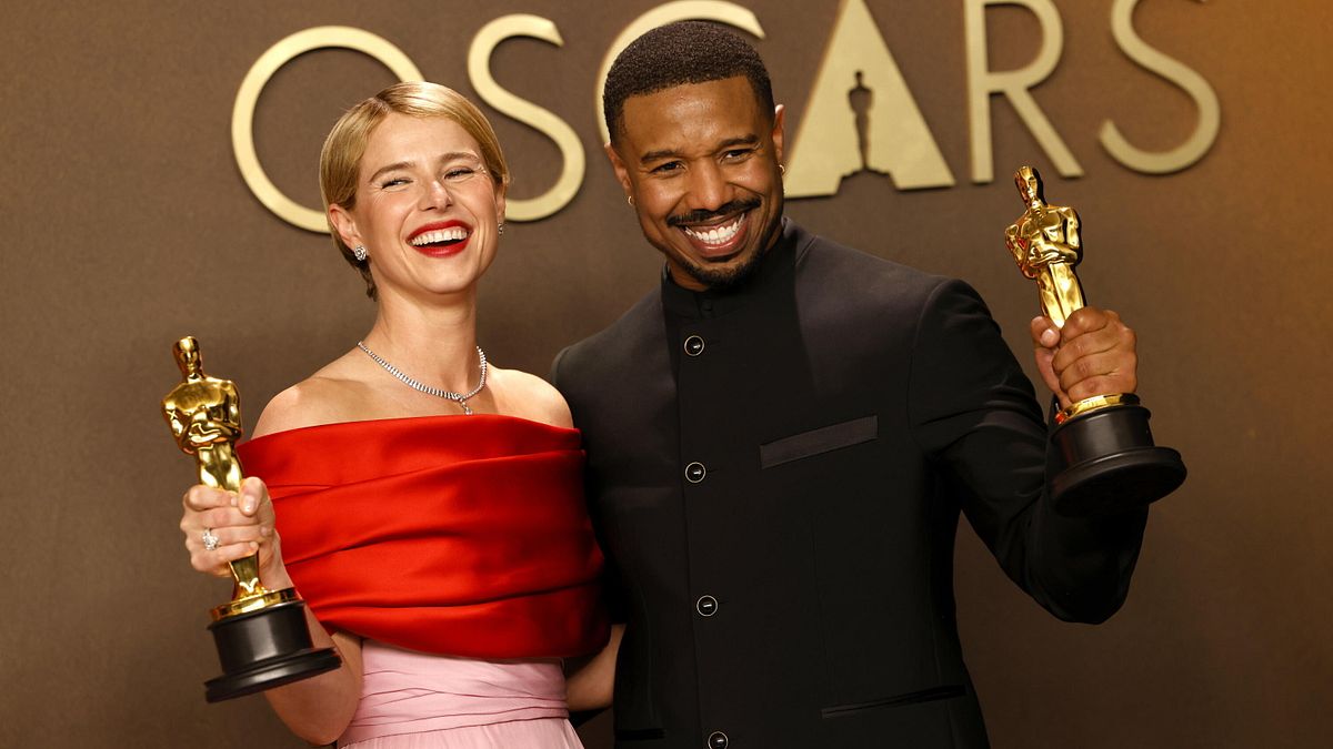 La vincitrice del premio come migliore attrice, Jessie Buckley, e il vincitore del premio come miglior attore, Michael B. Jordan, posano con i loro premi