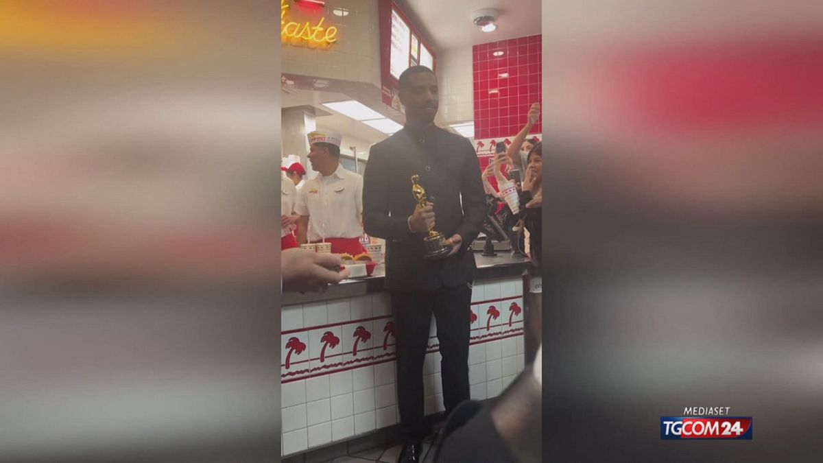 Oscar 2026, Michael B. Jordan festeggia in un fast food con hamburger e patatine