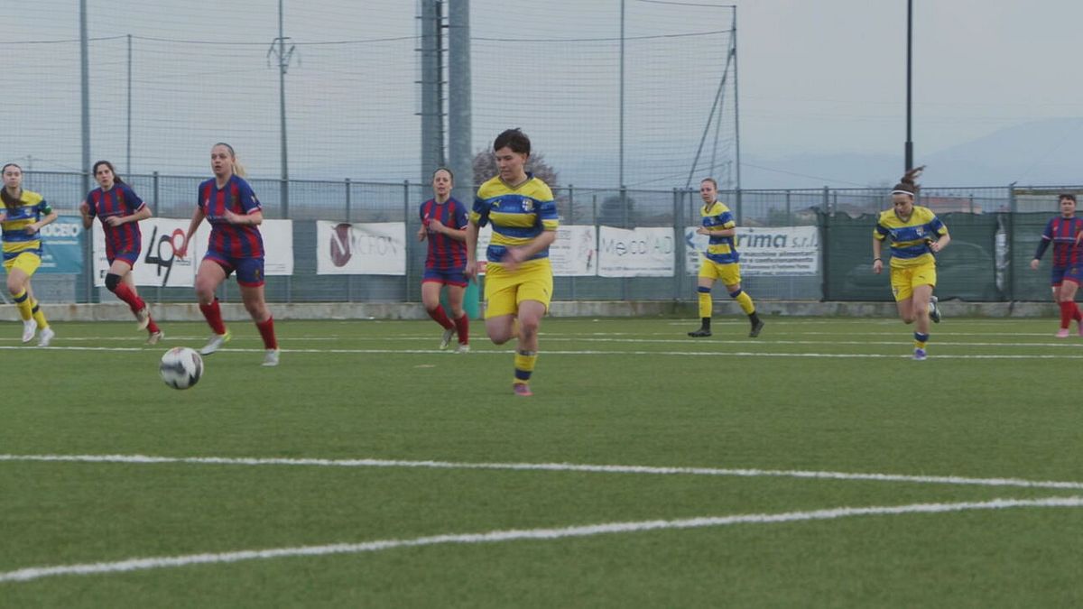 Il penalty del Parma non c'era, la rigorista lo sbaglia apposta: lezione di fair play