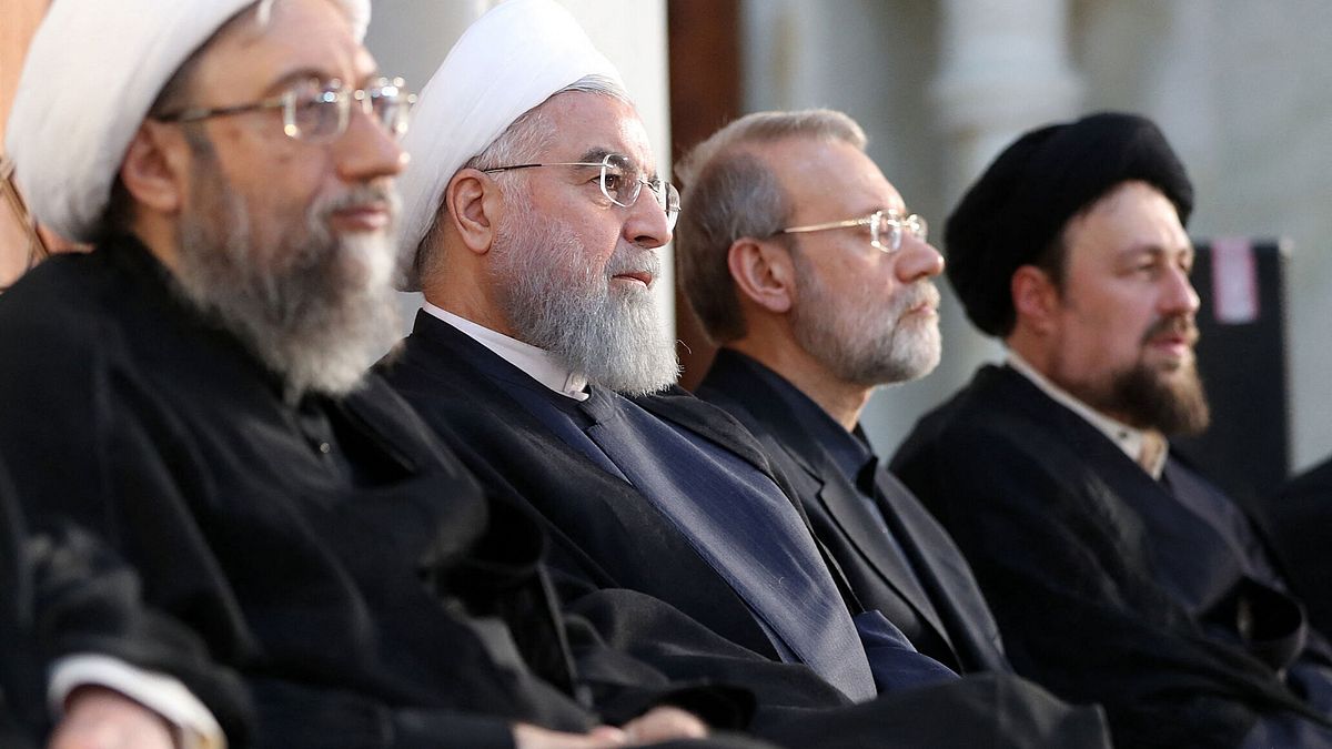 Il presidente della magistratura iraniana Sadegh Larijani, a sinistra, con l'allora presidente iraniano Hassan Rouhani, il presidente del Parlamento Ali Larijani e Hassan Khomeini, nipote di Ruhollah Khomeini, durante una cerimonia nel 2018