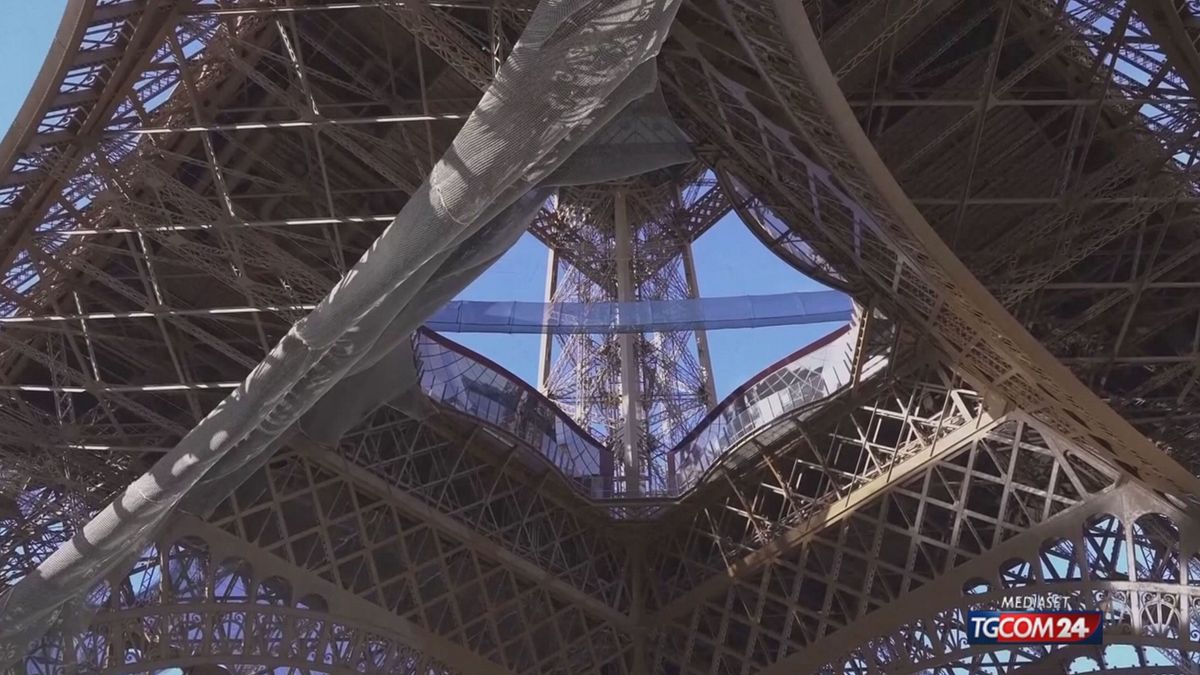 Tour Eiffel, inaugurato un ponte sospeso