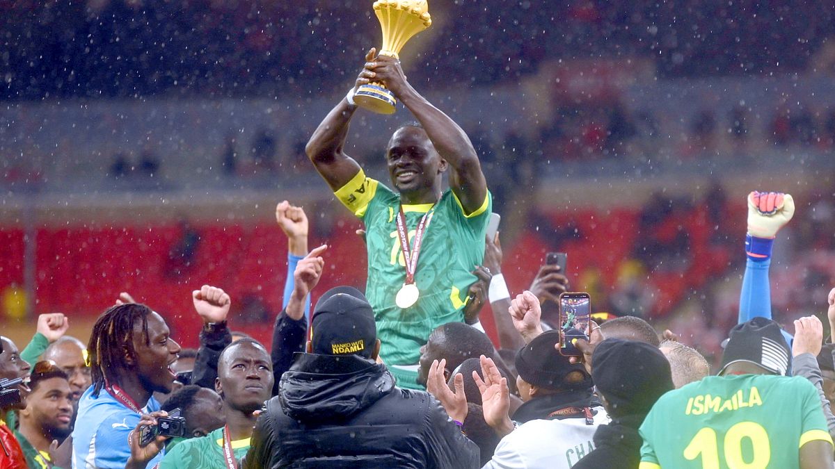 Sadio Mané con la Coppa d'Africa