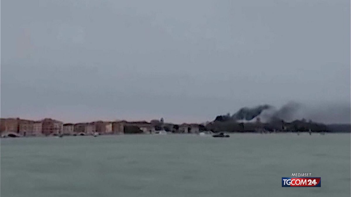 18.00 VENEZIA, INCENDIO PADIGLIONE BIENNALE MCH