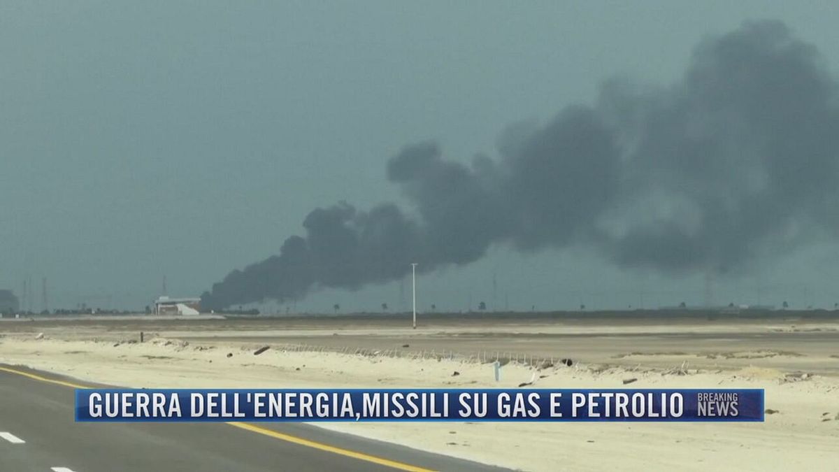 Breaking News delle 21.30 | Guerra dell'energia, missili su gas e petrolio