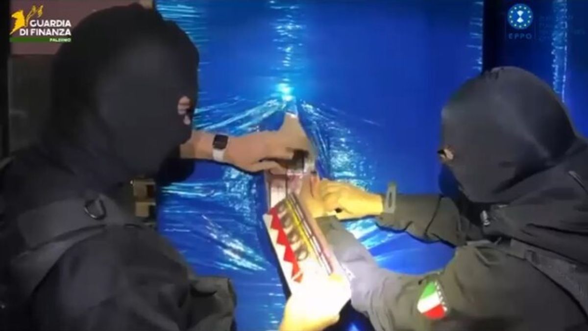 Contrabbando di sigarette, smantellata fabbrica da 240 milioni l'anno