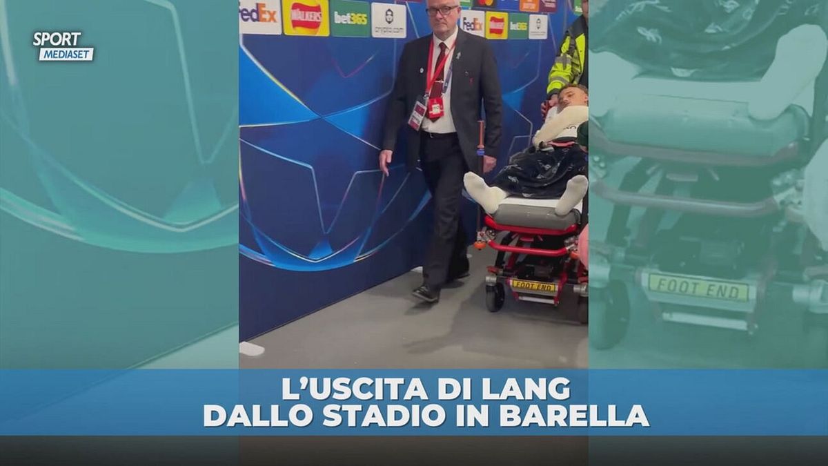 Galatasaray, taglio profondo al dito per Lang: l'uscita dallo stadio in barella