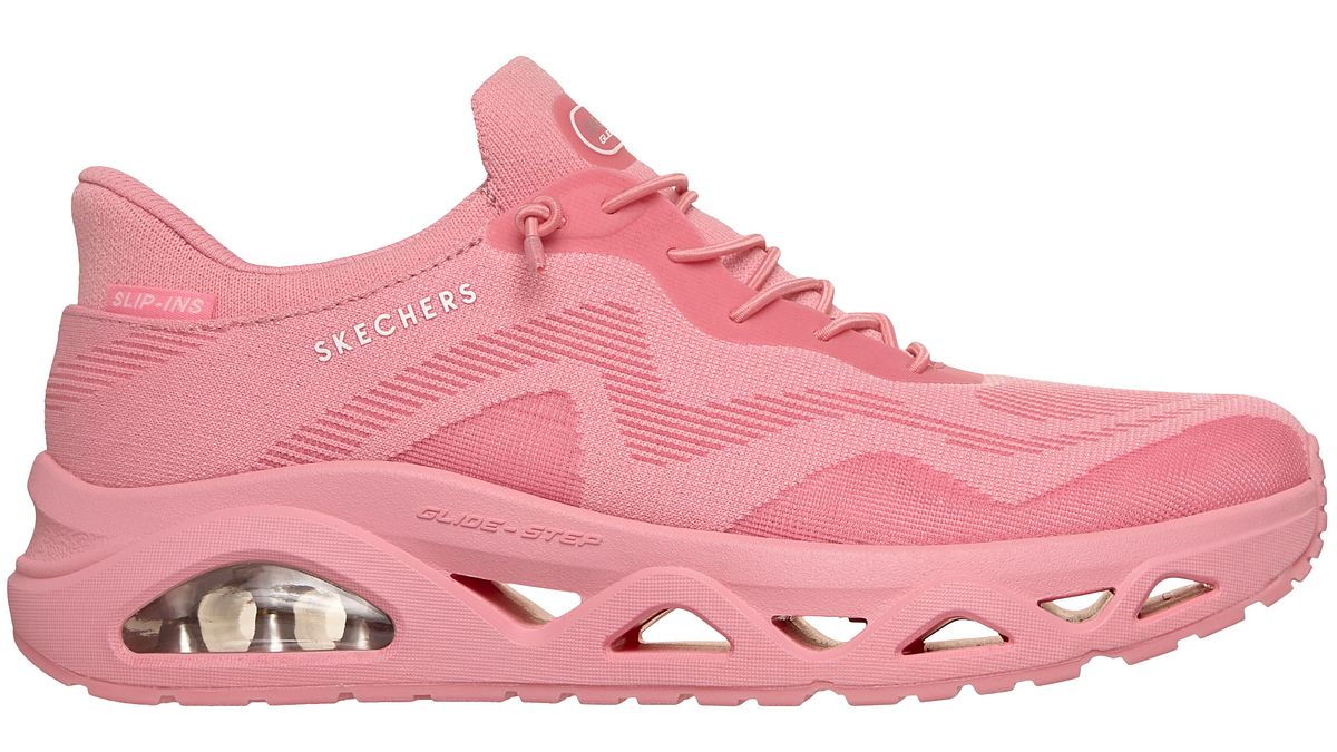 Un modello dalla collezione Skechers 2026 della linea Lifestyle