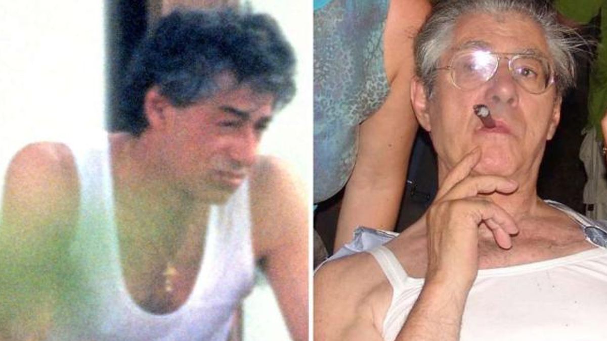 Una foto del 1994 del leader della Lega Umberto Bossi (S) e una del 2011 sempre in canottiera (d) a Trescore Cremasco.