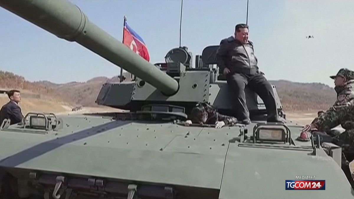 Corea del Nord, Kim Jong-un fa guidare un carro armato alla figlia 13enne