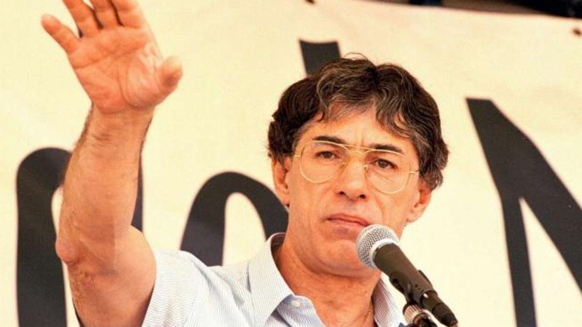 Una immagine di Umberto Bossi nel 1995, applaudito da seimila persone durante il suo intervento a Pontida.