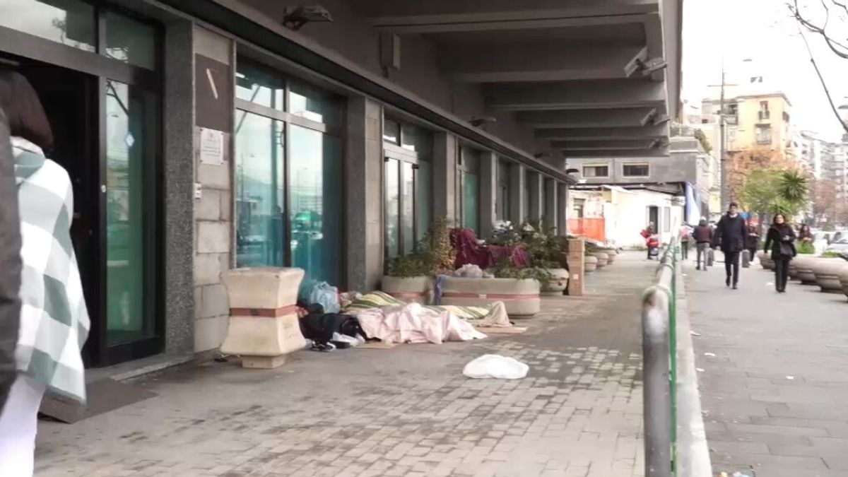 Napoli, accampamento di senzatetto all'esterno di Palazzo Armieri