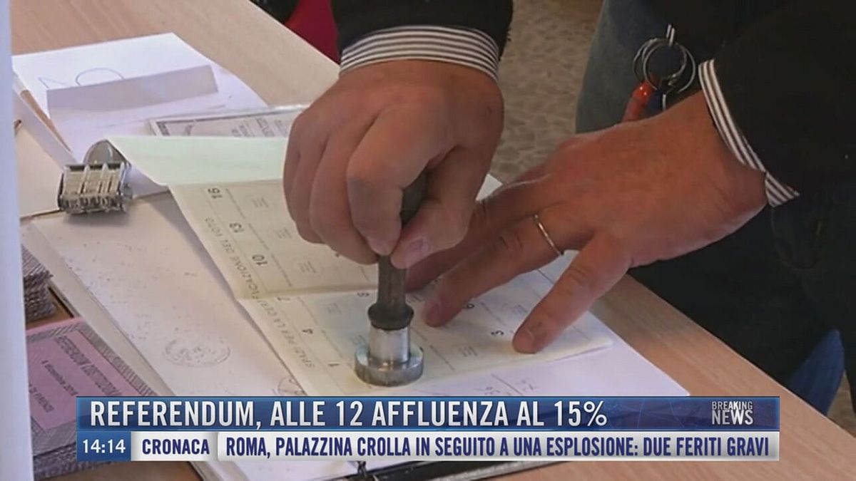 Breaking News delle 14.00 | Referendum, alle 12 affluenza al 15%