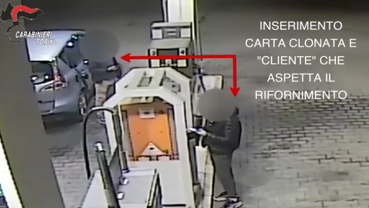 Fanno il pieno di benzina con carte clonate: arresti e denunce