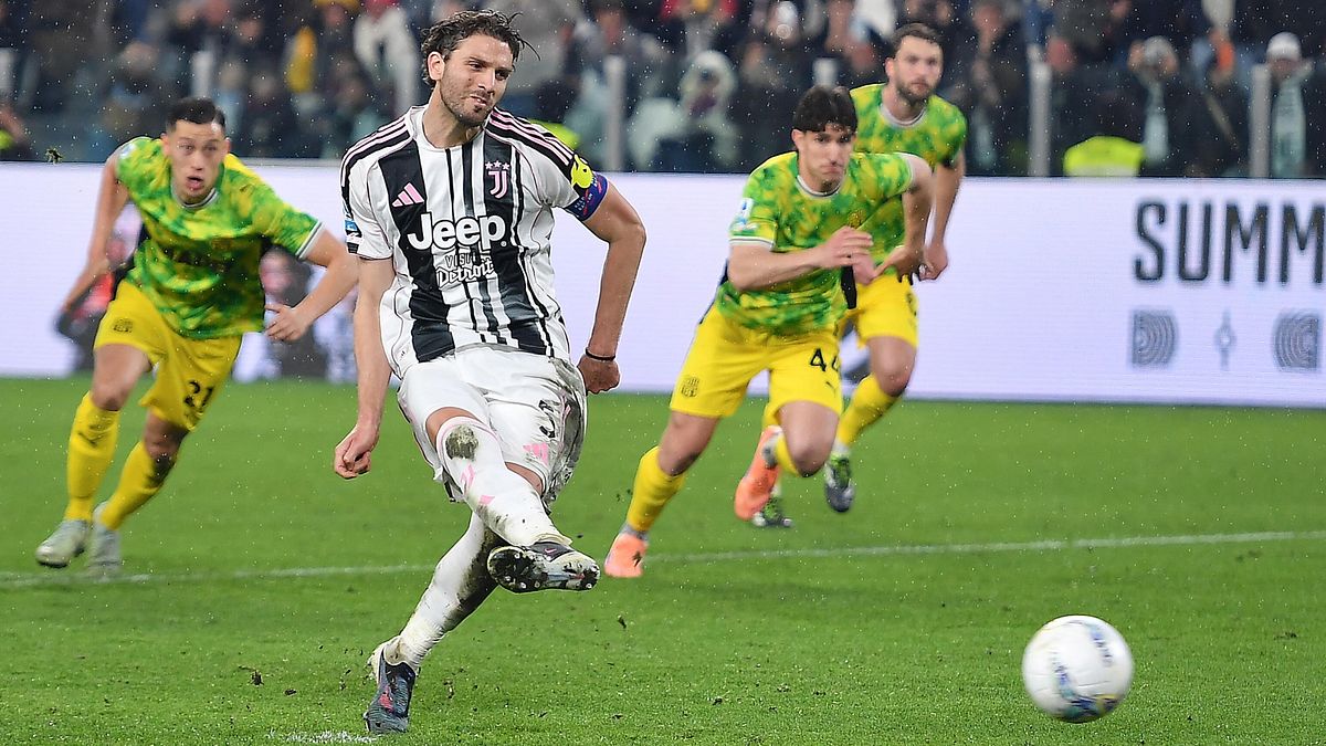 Il rigore di Locatelli contro il Sassuolo