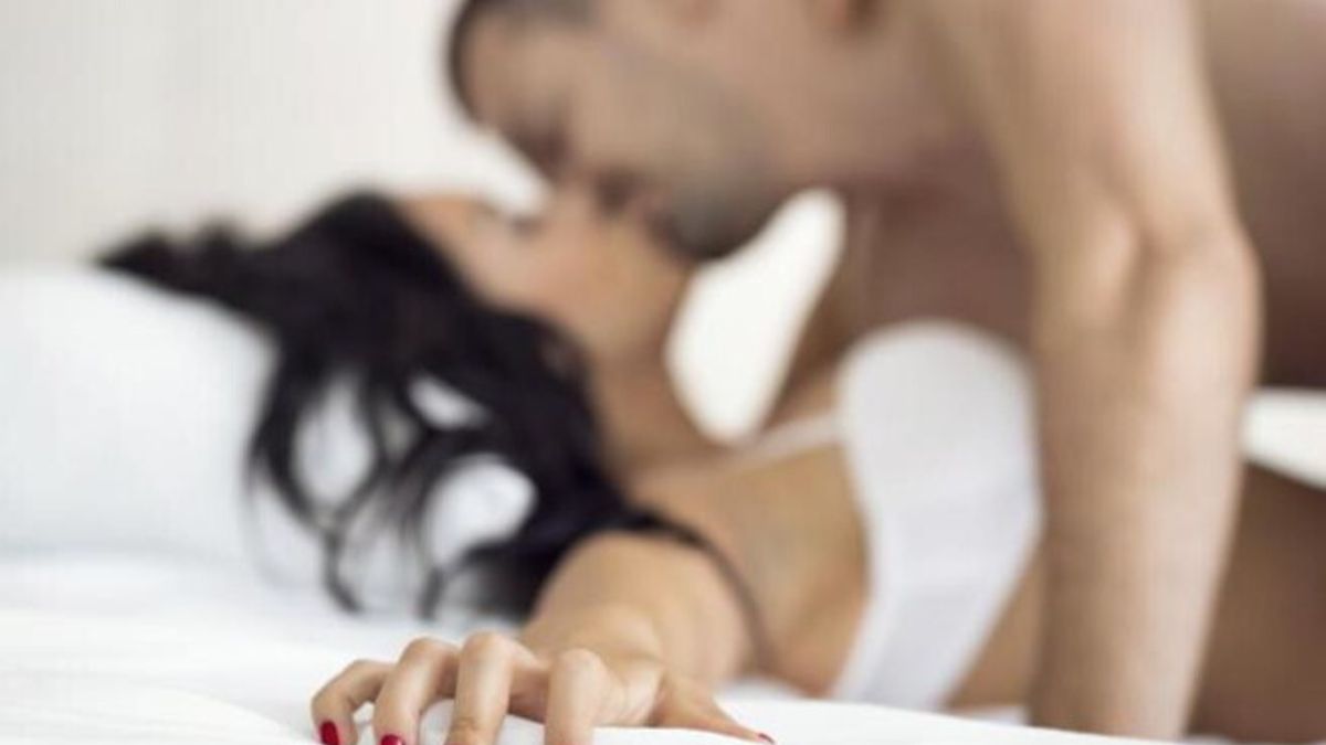 Voyeurismo - Spiare, anche solo col pensiero, il partner coinvolto in un rapporto sessuale che non prevede la propria presenza per alcune persone è eccitante