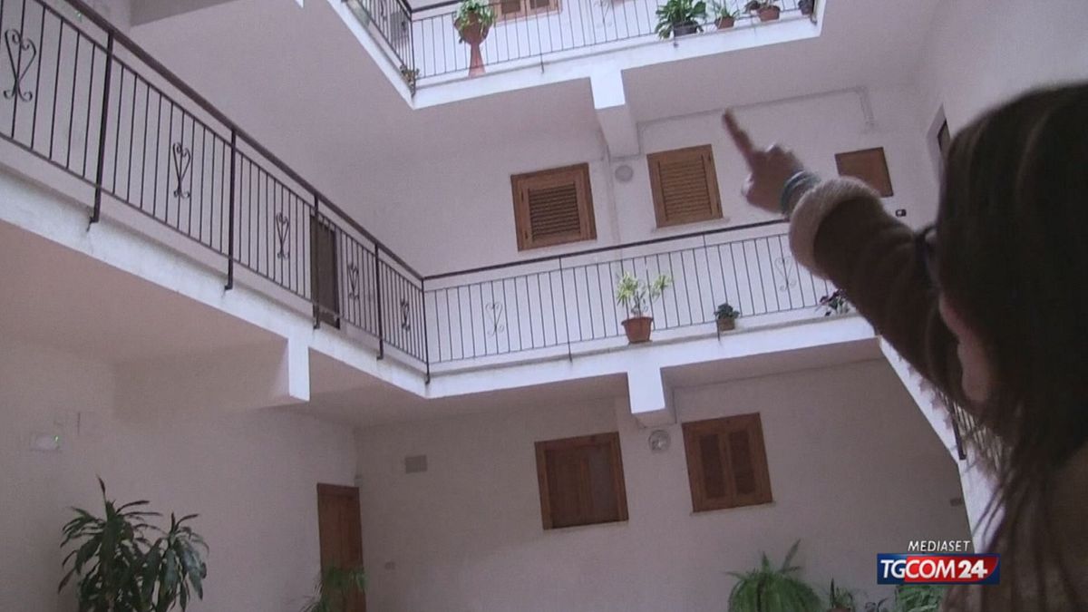 Vibo Valentia, madre costretta a portare la figlia disabile per tre piani: "Così è impossibile andare avanti"