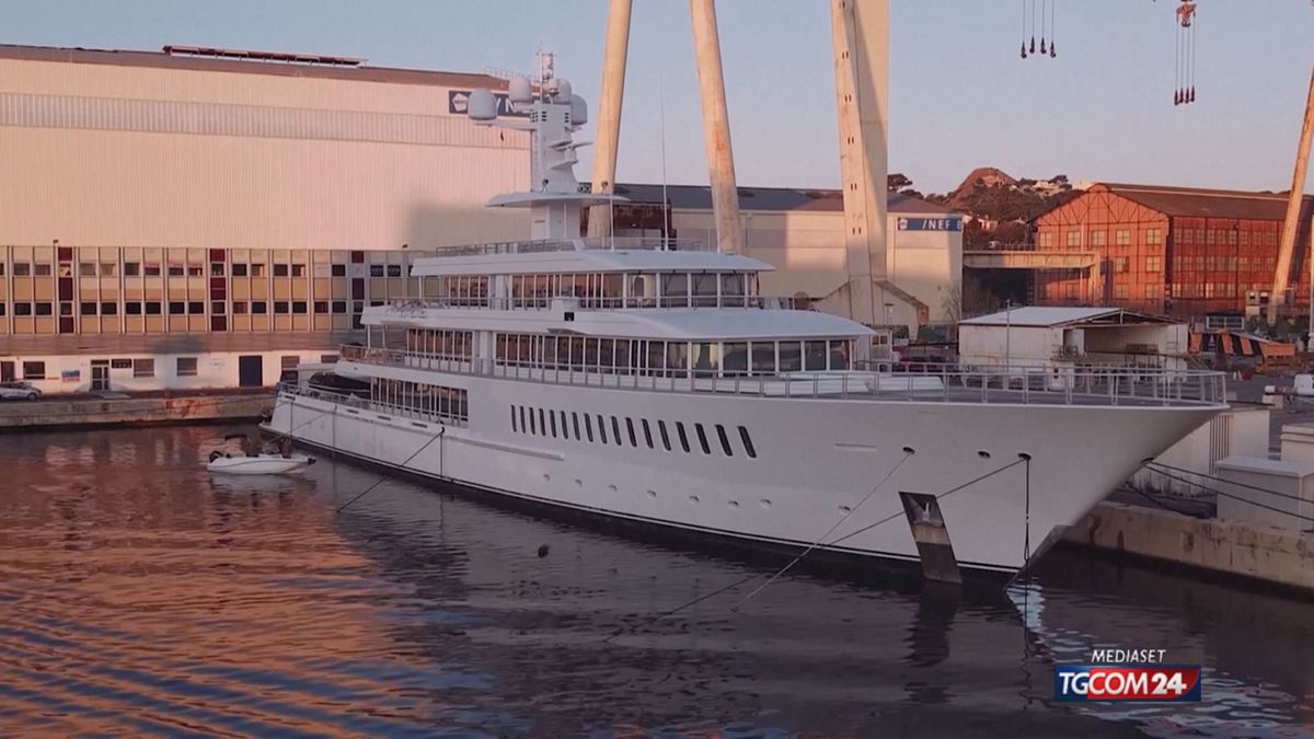 BLITZ ATTIVISTI YACHT X SITO SRV