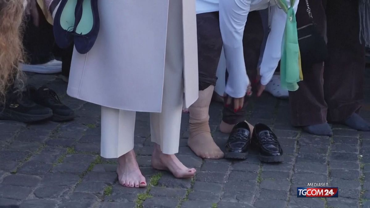 MANIFESTAZIONE PACE DONNE PIEDI NUDI X SITO SRV