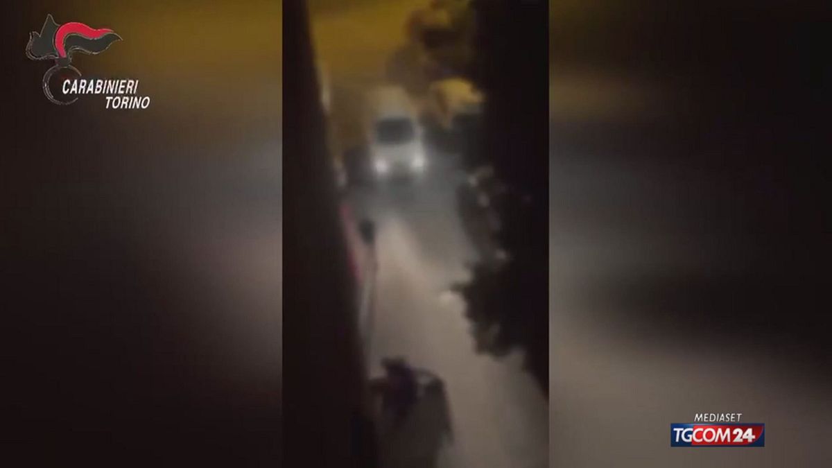 Torino, legato e immobilizzato con un taser: 4 arresti
