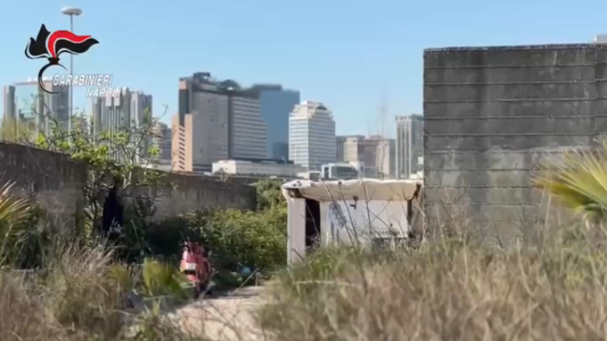 Napoli, maxi operazione nel campo nomadi: sequestrati 21 veicoli