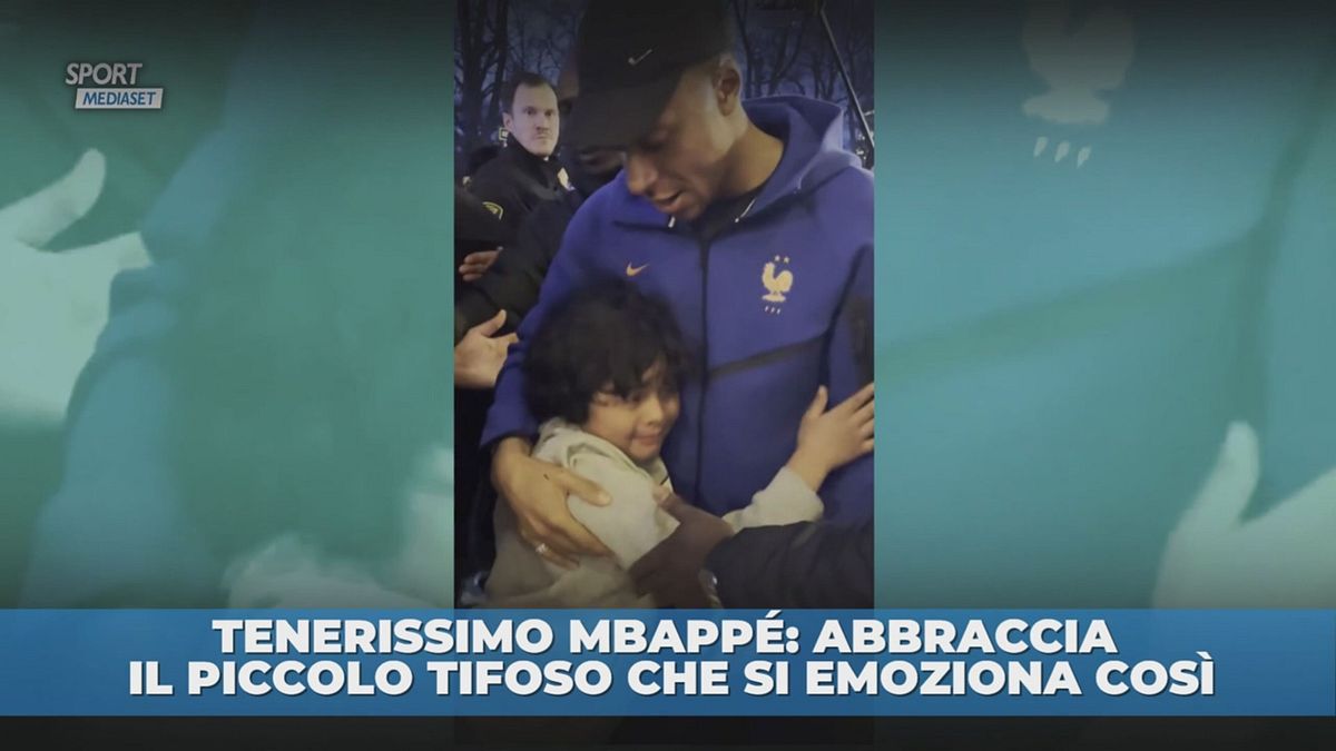 Dolcissimo Mbappé con un baby tifoso
