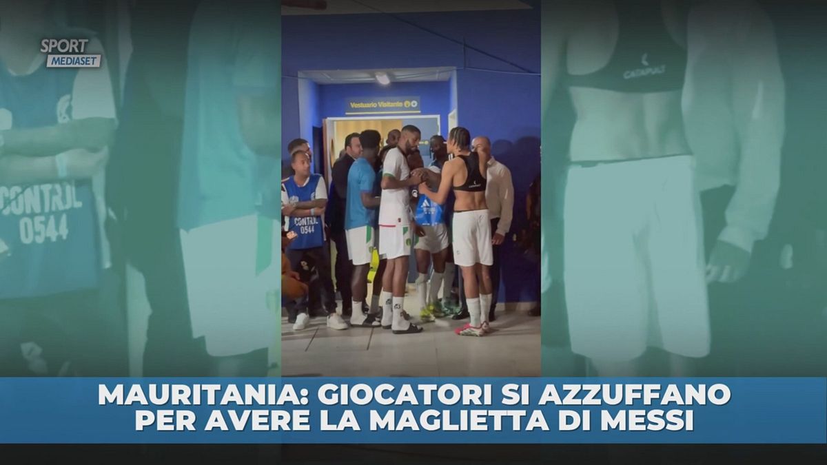 Mai visto: giocatori litigano per avere la maglia di Messi