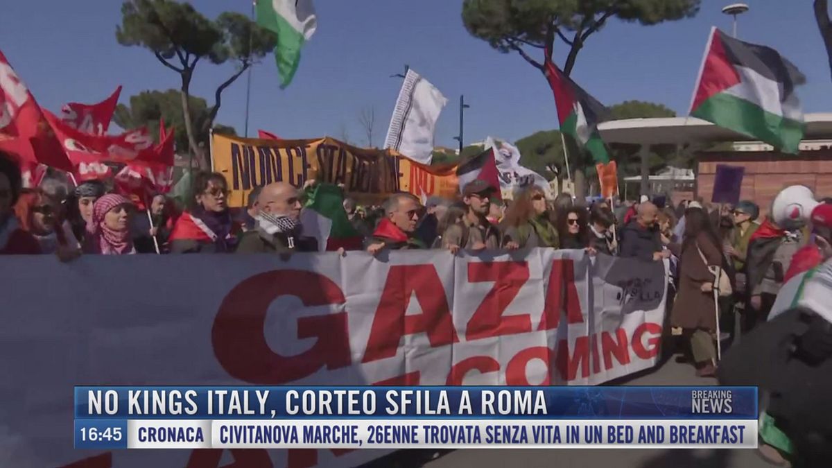 Breaking News delle 16.30 | No King Italy, corteo sfila a Roma