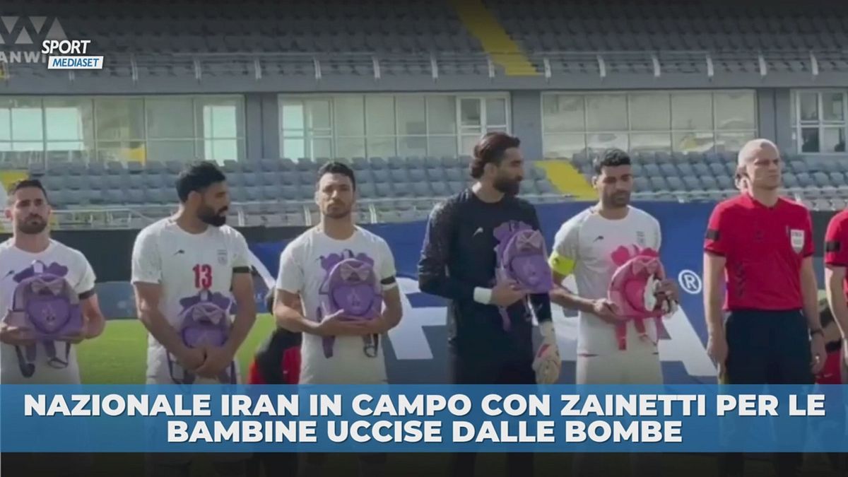 Iran: la nazionale ricorda le bambine uccise dalle bombe