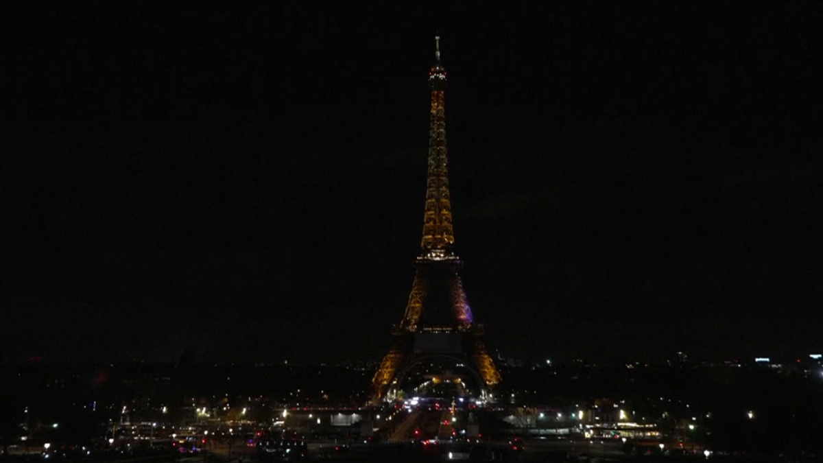 La Tour Eiffel e la Sagrada Familia si spengono per "l'ora della terra"