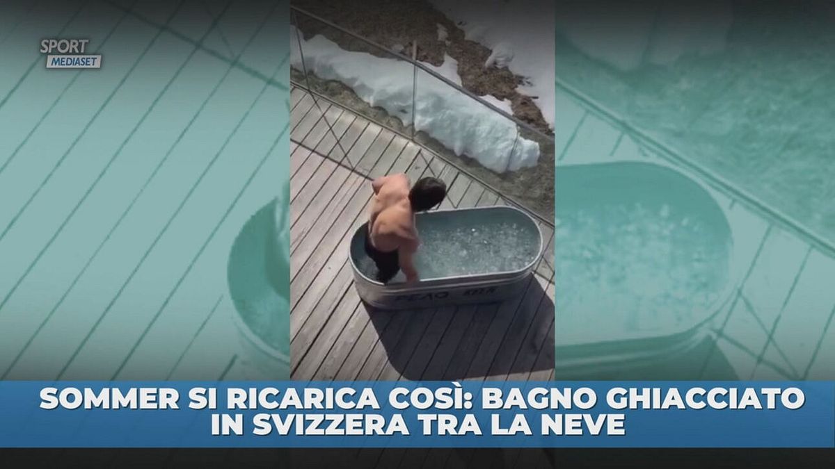 Sommer, bagno ghiacciato nelle Alpi