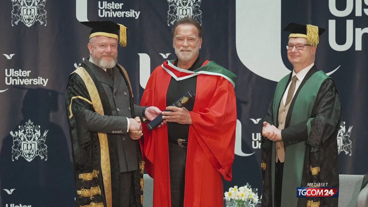 Arnold Schwarzenegger riceve la laurea honoris causa a Belfast
