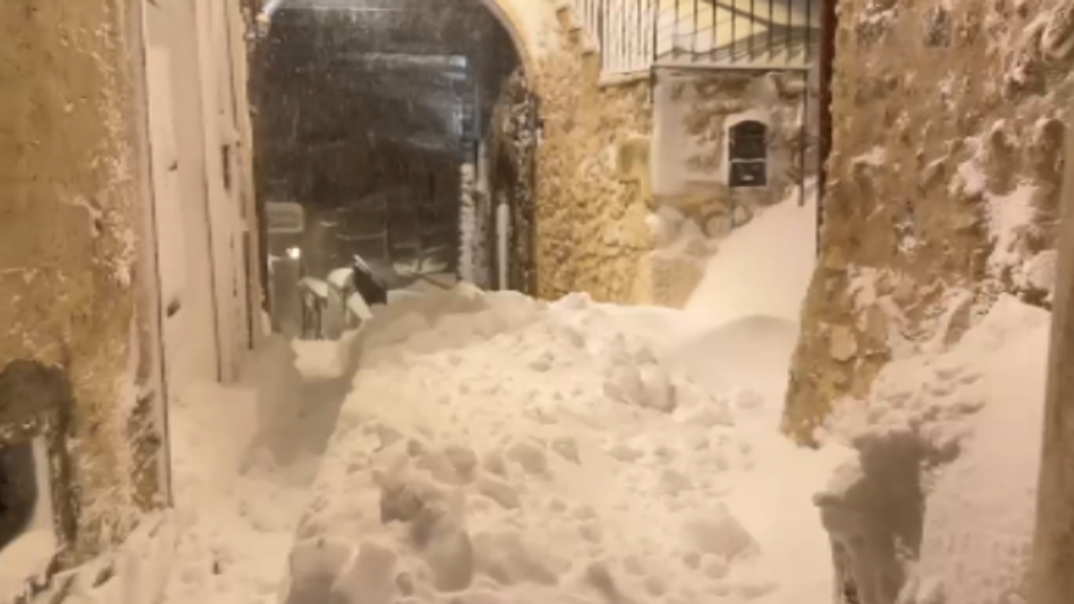 Castel Del Monte, le vie del borgo sepolte dalla neve