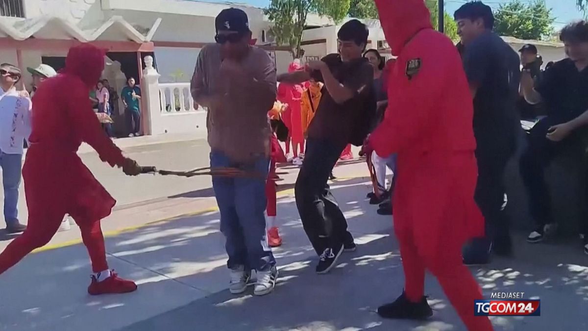 El Salvador, decine di "diavoli" frustano i passanti per le strade