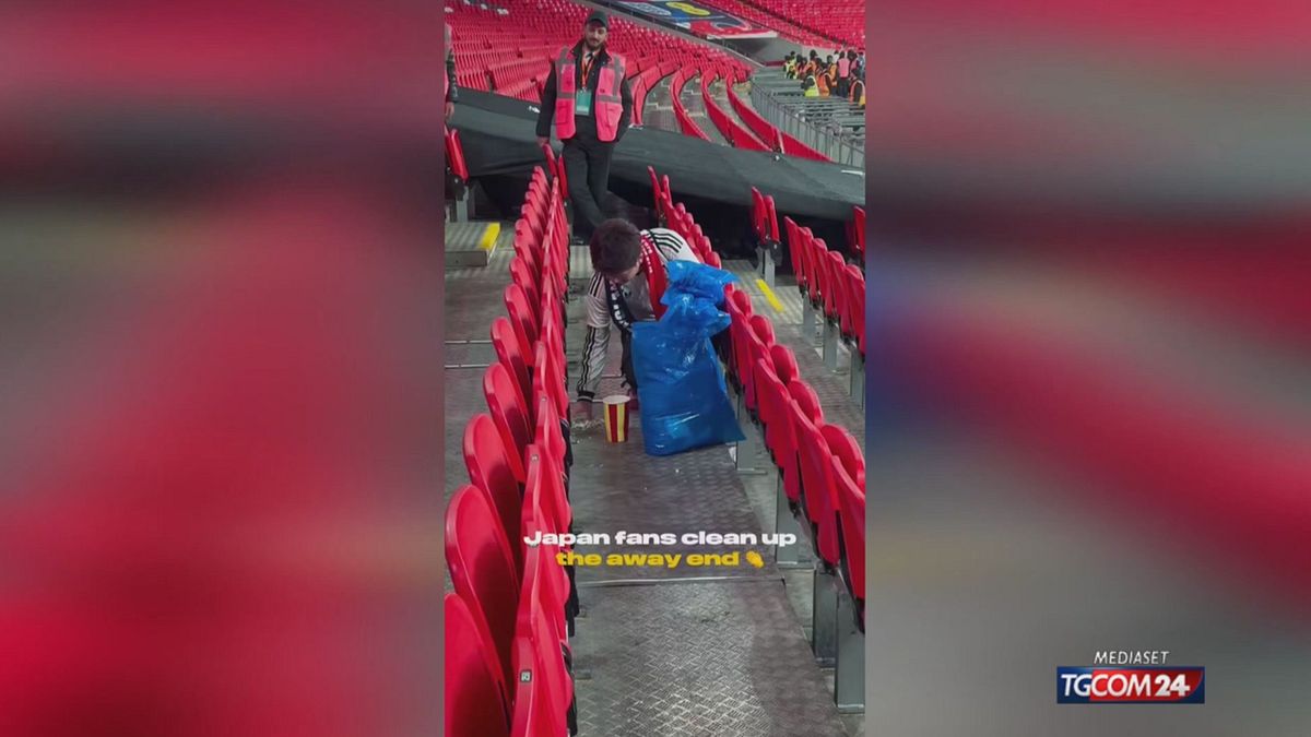 Tifosi del Giappone puliscono gli spalti dello stadio Wembley